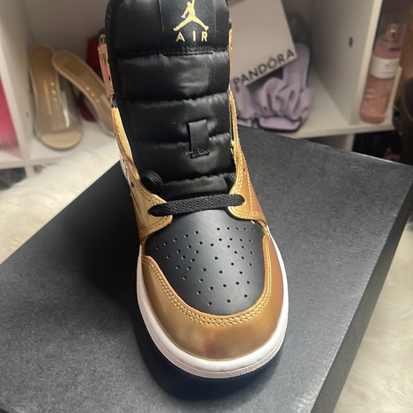 COPY - Youth AirJordan 1 Mid Se - Picture 5 of 11